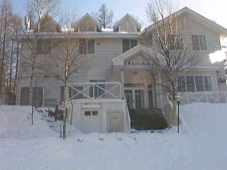 雪に包まれたペンション　ホワイトハウス